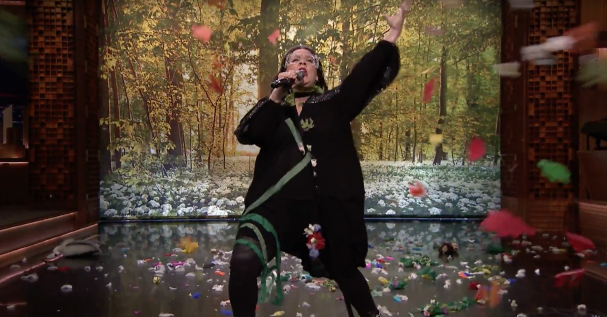 Watch Melissa McCarthy Lip-Synch ”Colors of the Wind” in a Glitter